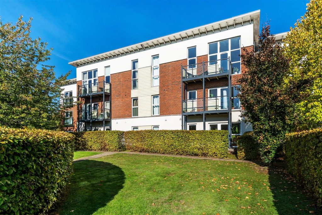 PARK VIEW ROAD, LEATHERHEAD, KT22