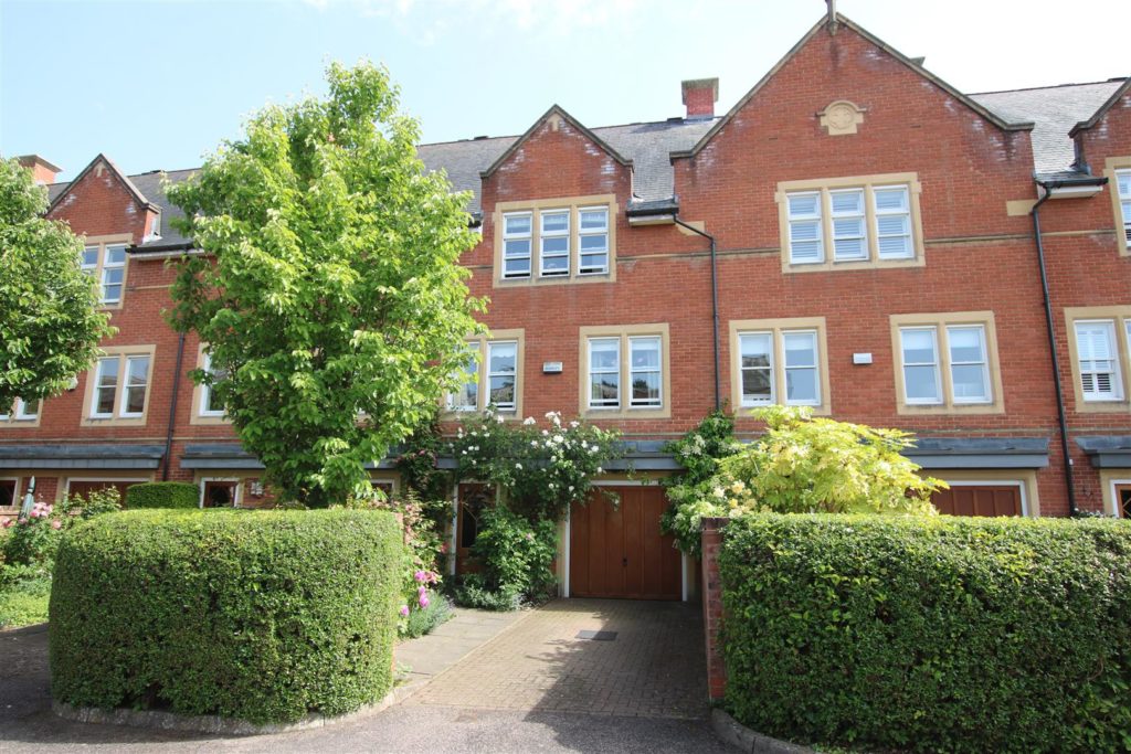LAVENDER CLOSE, SOUTH LEATHERHEAD, KT22