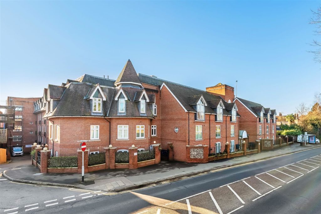 LERET WAY, LEATHERHEAD, KT22