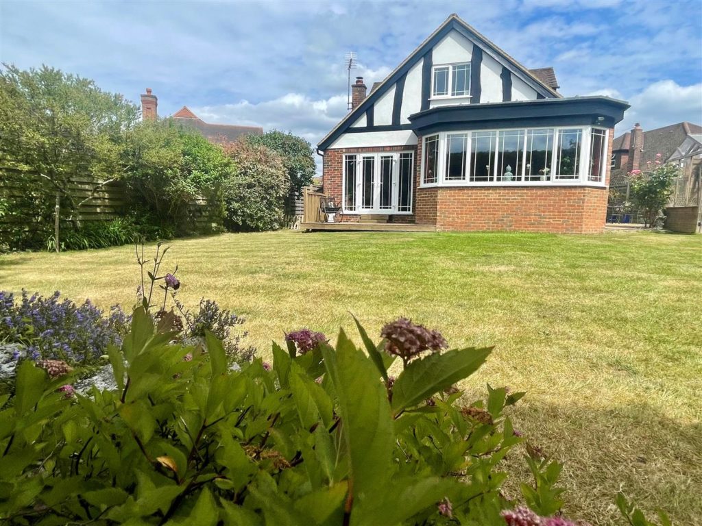 WEST FARM CLOSE, ASHTEAD, KT21