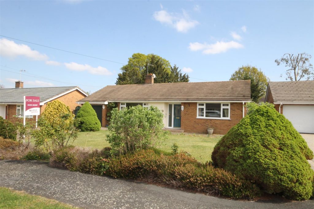 LANG CLOSE, FETCHAM, KT22