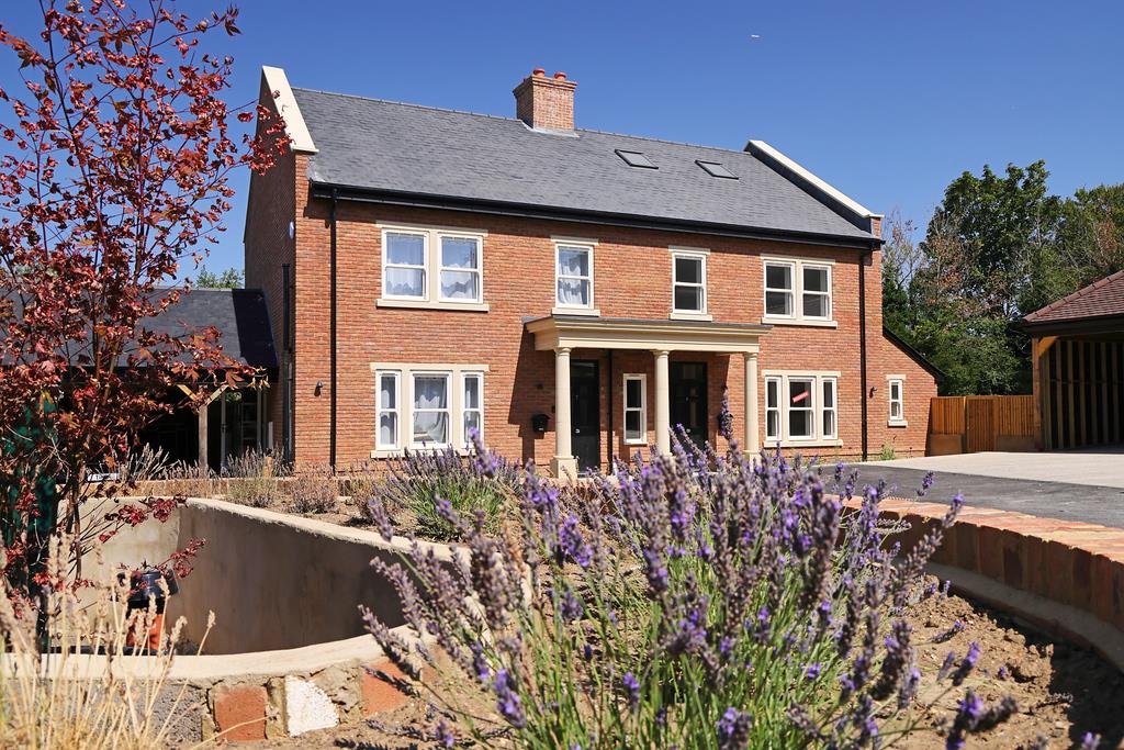 PADDOCK GROVE, EFFINGHAM, KT24