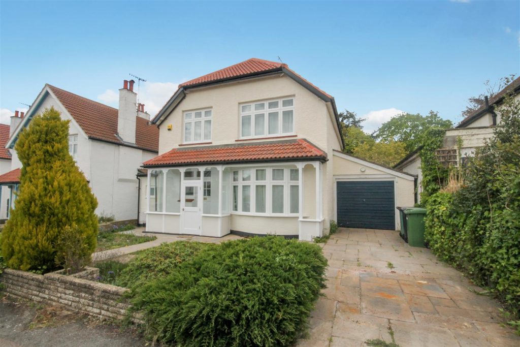 HIGHLANDS AVENUE, SOUTH LEATHERHEAD, KT22