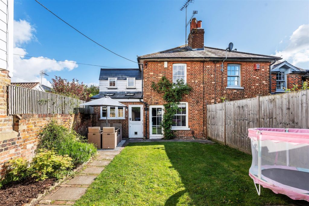 MIDDLE ROAD, LEATHERHEAD, KT22