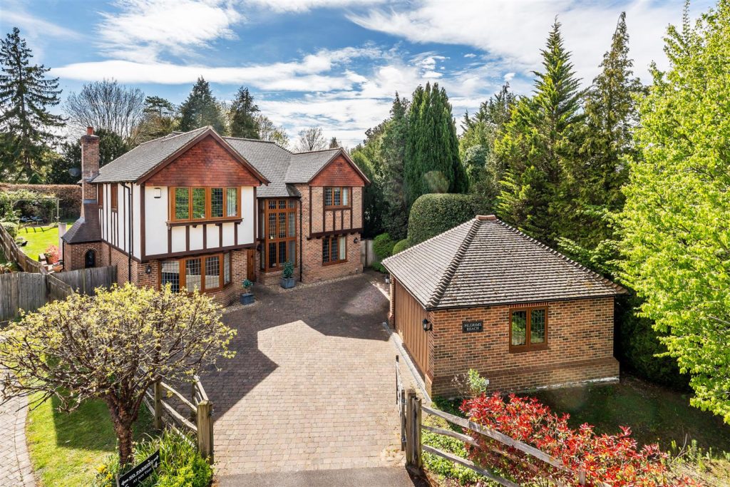 MOUNT CLOSE, FETCHAM, KT22