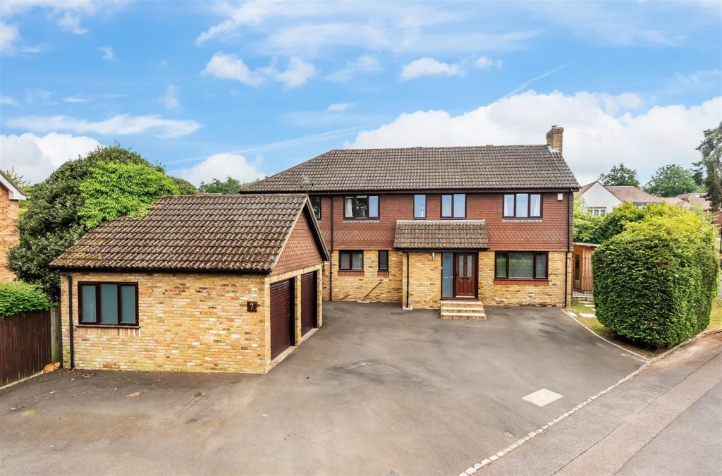 MILTON WAY, FETCHAM, KT22
