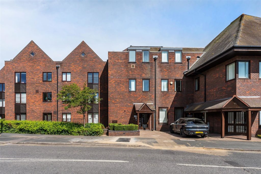 COBHAM GATE, COBHAM, KT11