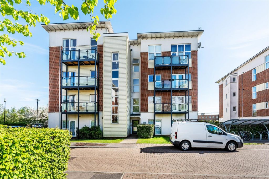 PARK VIEW ROAD, LEATHERHEAD, KT22