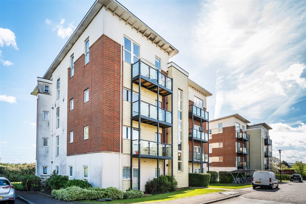 PARK VIEW ROAD, LEATHERHEAD, KT22