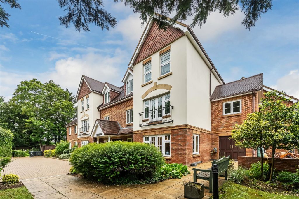EPSOM ROAD, LEATHEREHAD, KT22