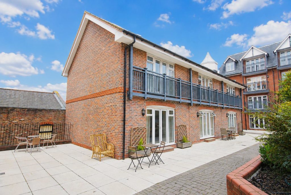 LERET WAY, LEATHERHEAD, KT22