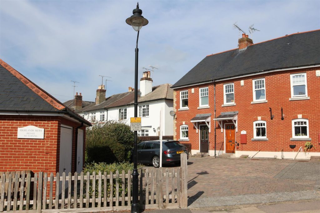 HIGHLANDS MEWS, SOUTH LEATHERHEAD, KT22