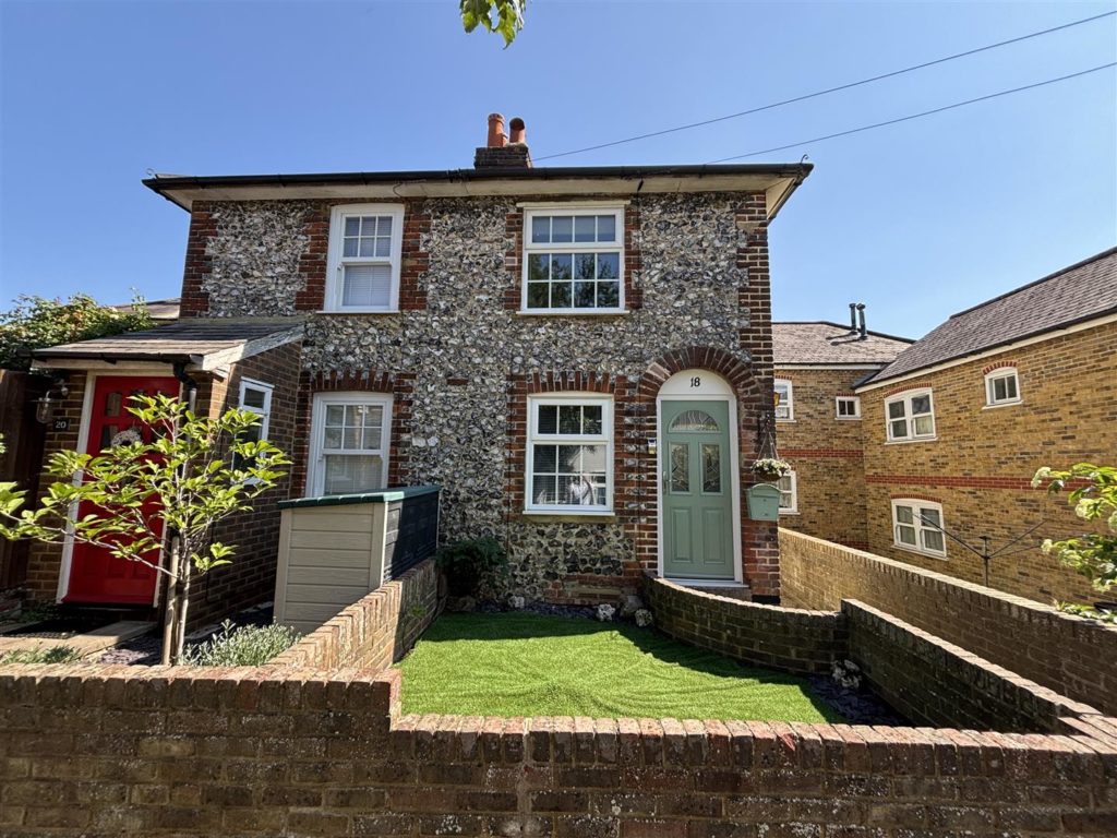 MIDDLE ROAD, LEATHERHEAD, KT22