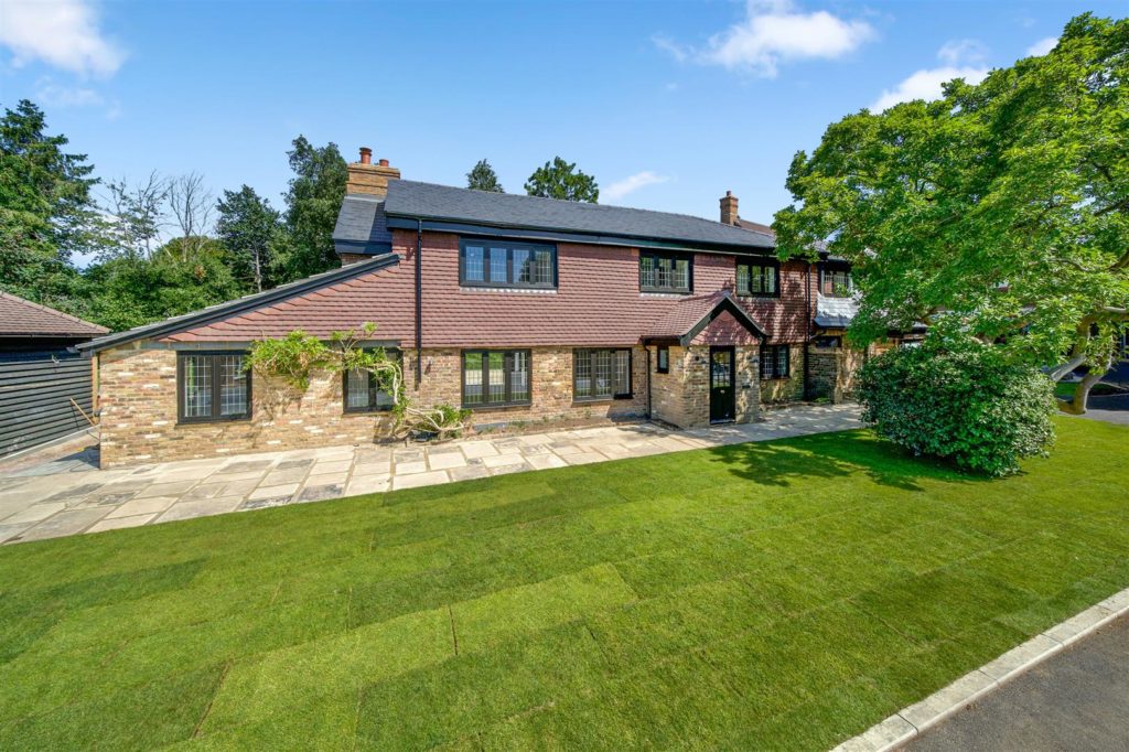 PADDOCK GROVE, EFFINGHAM, (OPPOSITE GOLF CLUB) KT24