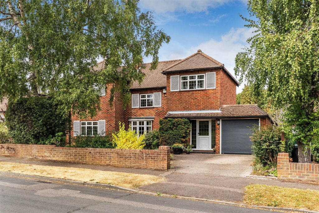 OAK WAY ASHTEAD. KT21