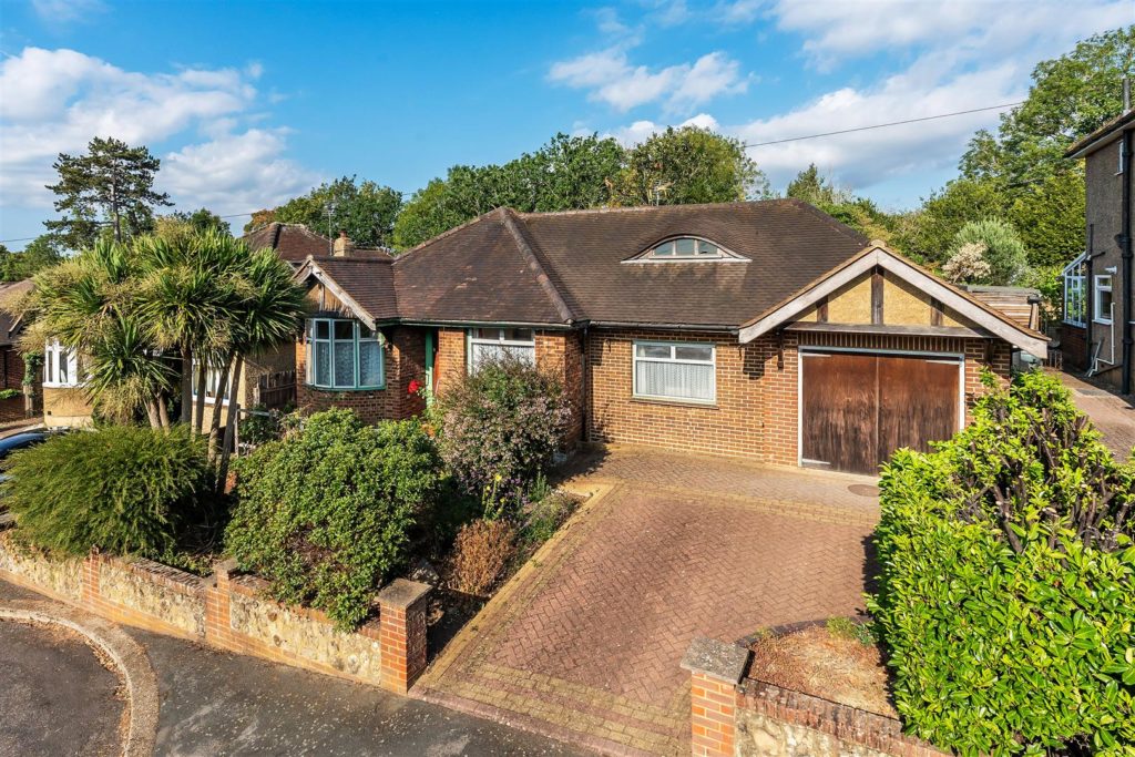 OAKS CLOSE, LEATHERHEAD, KT22