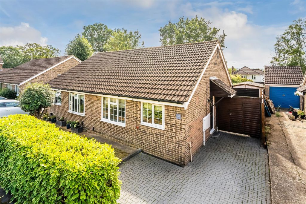 PARR CLOSE, LEATHERHEAD, KT22