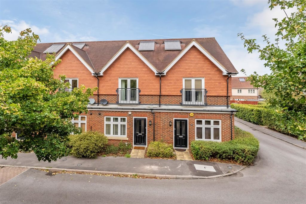 ELLISTON WAY, ASHTEAD, KT21